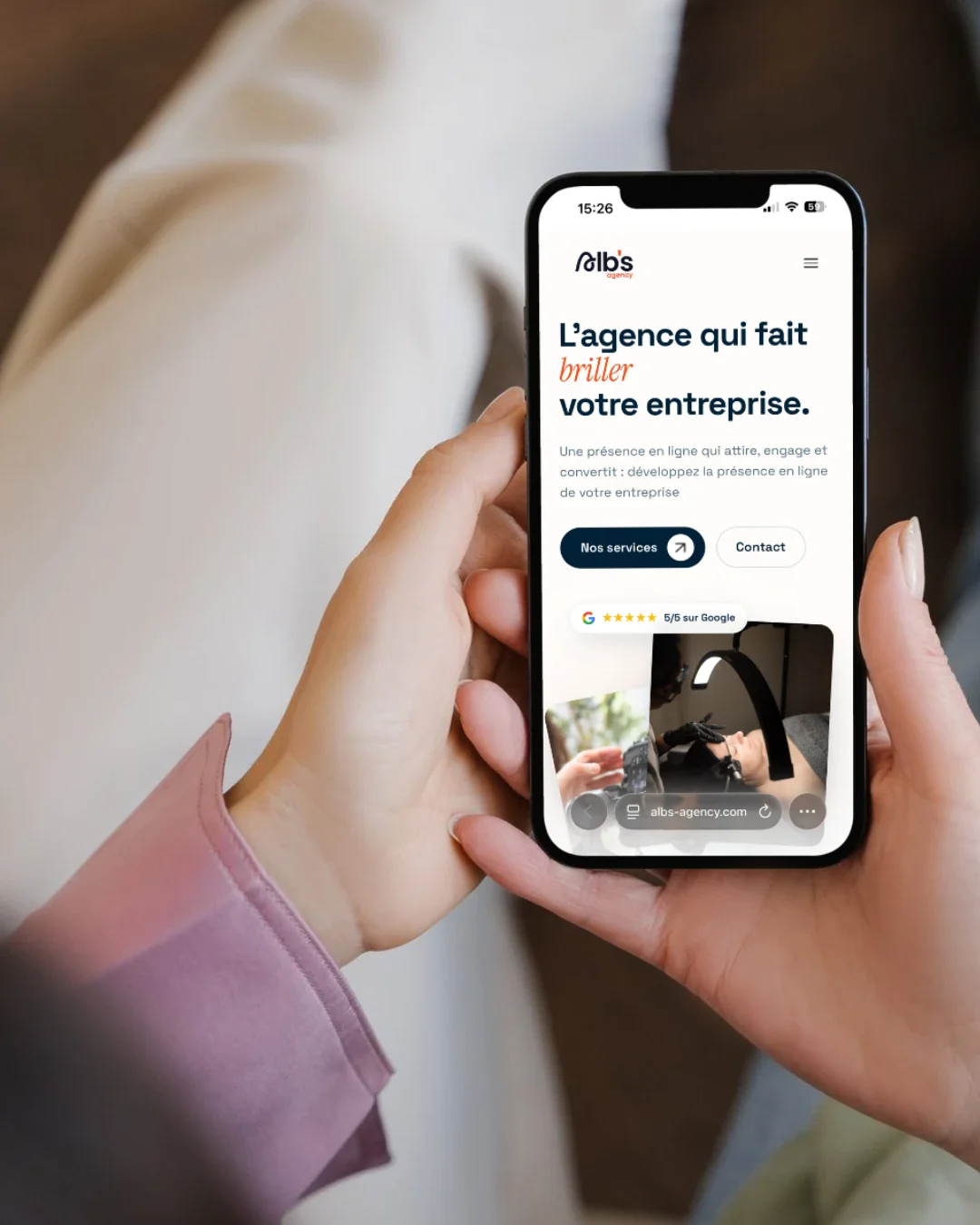 Le site d'Alb's Agency ouvert sur un smartphone
