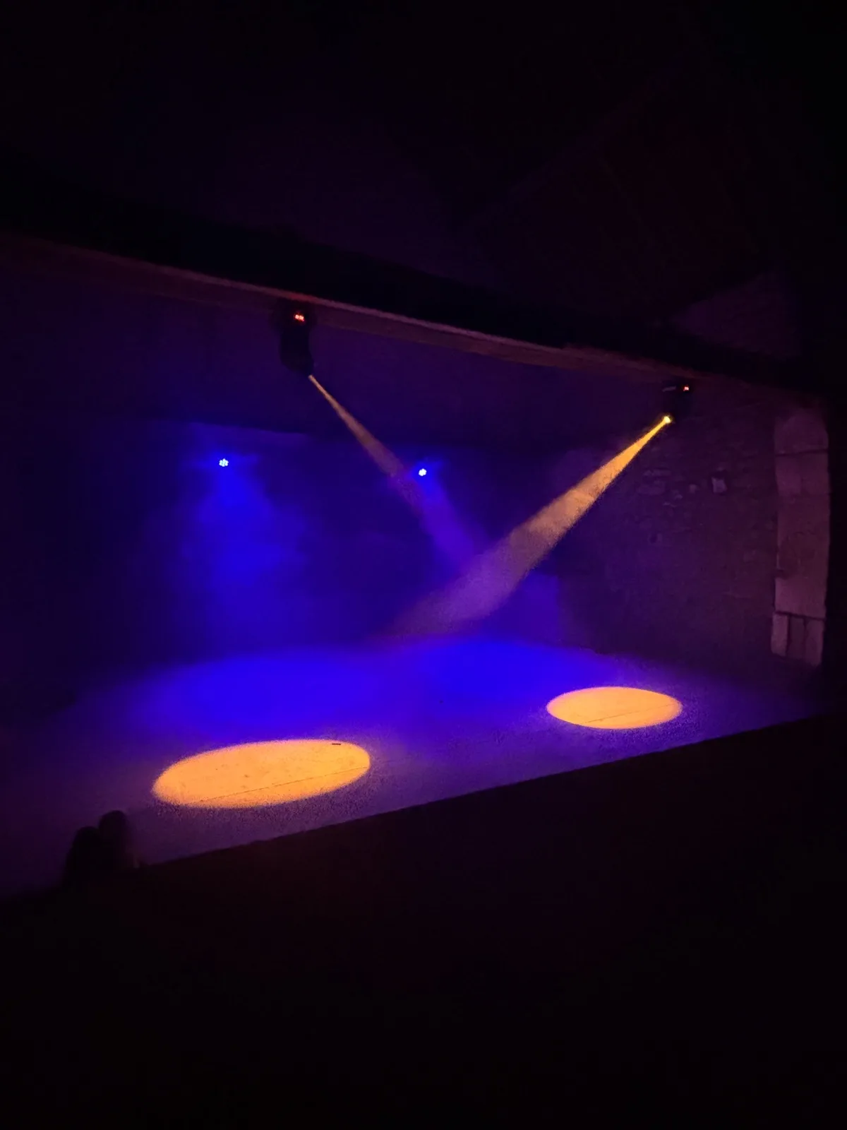 Une scène éclairée par deux projecteurs, équipée par Alb's Events